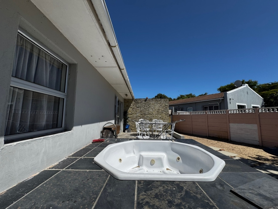 4 Bedroom Property for Sale in Table View Western Cape